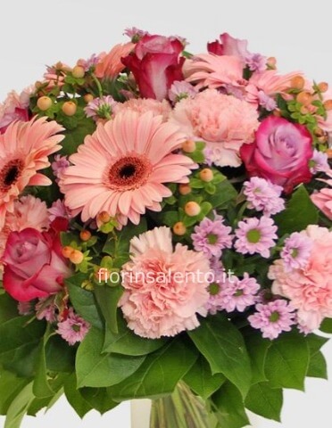 Bellissimo bouquet di fiori misti di stagione