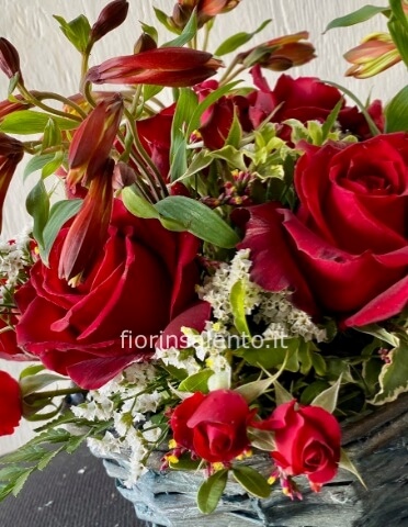 cesto vimini con rose grandezza media