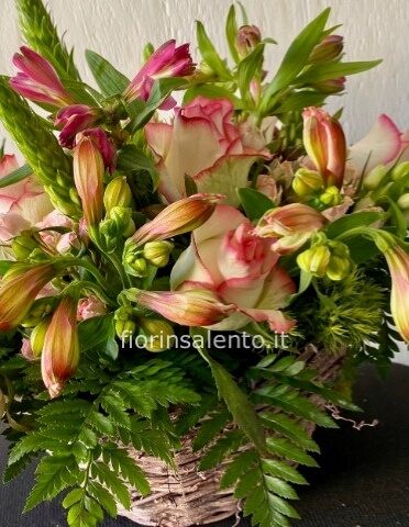 cesto vimini con rose grande